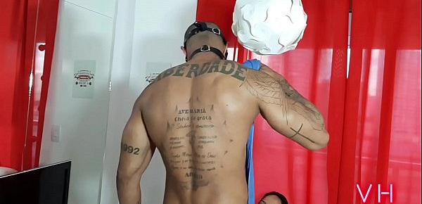  GOGOBOY TATUADO FAZENDO UMA DANÇA SEXUAL SURPRESA PARA NAMORADA - Ela Baez  (COMPLETO NO RED) - ASSINEM O SITE www.victorhugo.vip